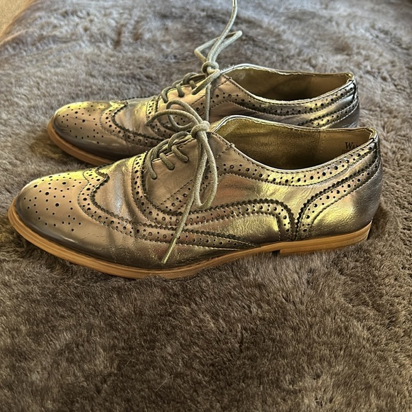 Women’s silver Oxford - Picture 2 of 3